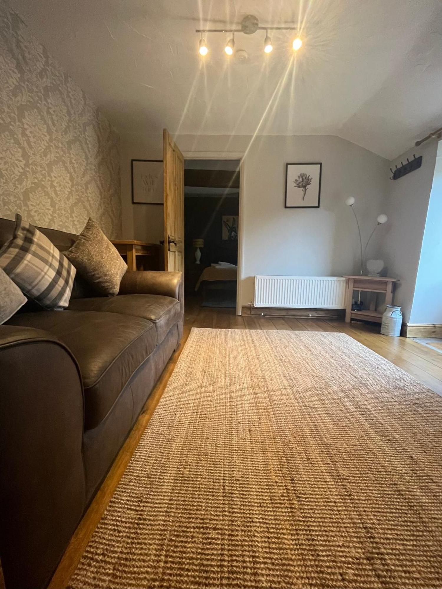 The Annexe Apartment Winterbourne Bagian luar foto